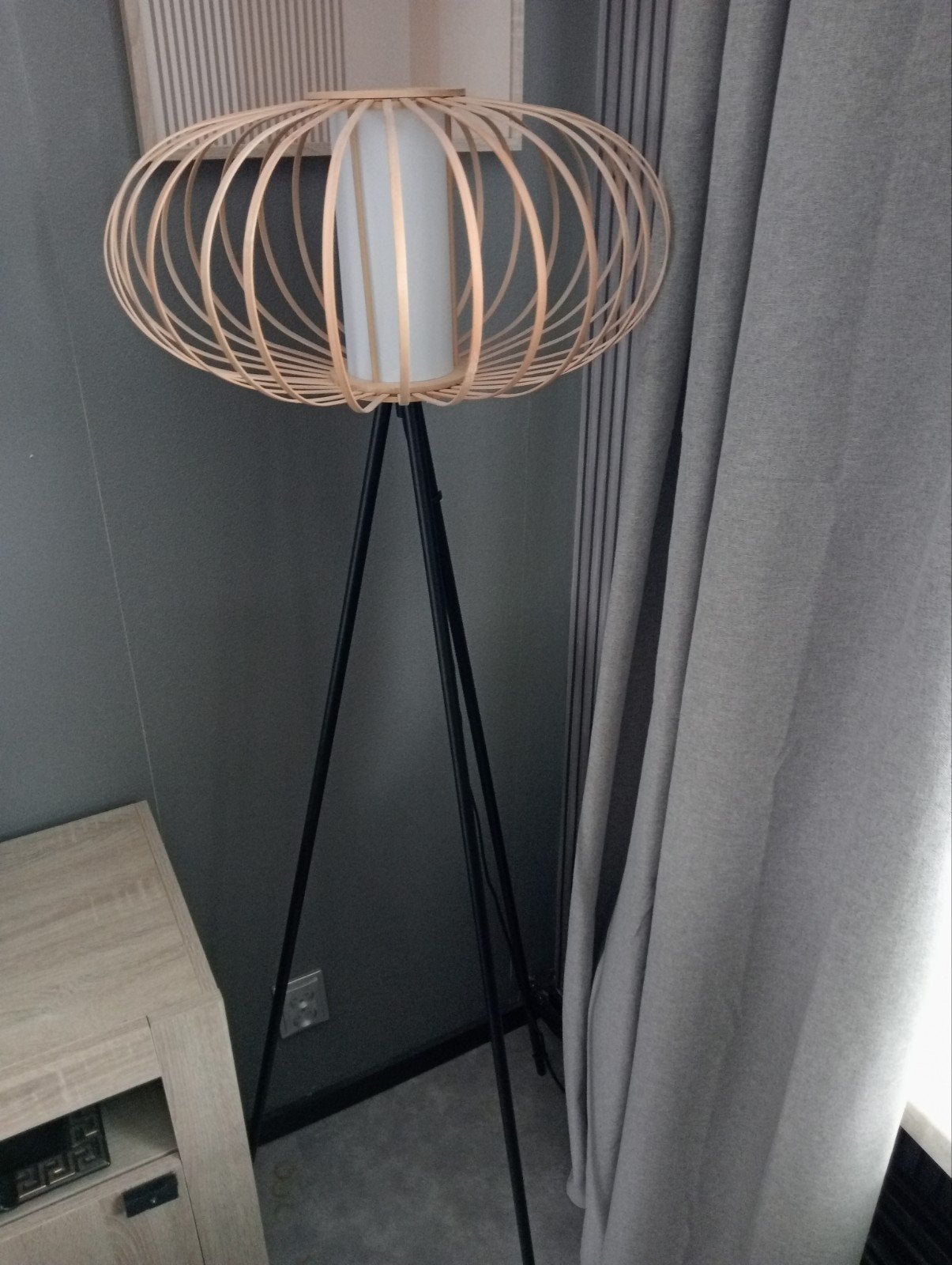 Moderne houten bamboe vloerlamp met uniek design, Huis en Inrichting, Lampen | Vloerlampen, Ophalen, Hout, Modern, Scandinavisch