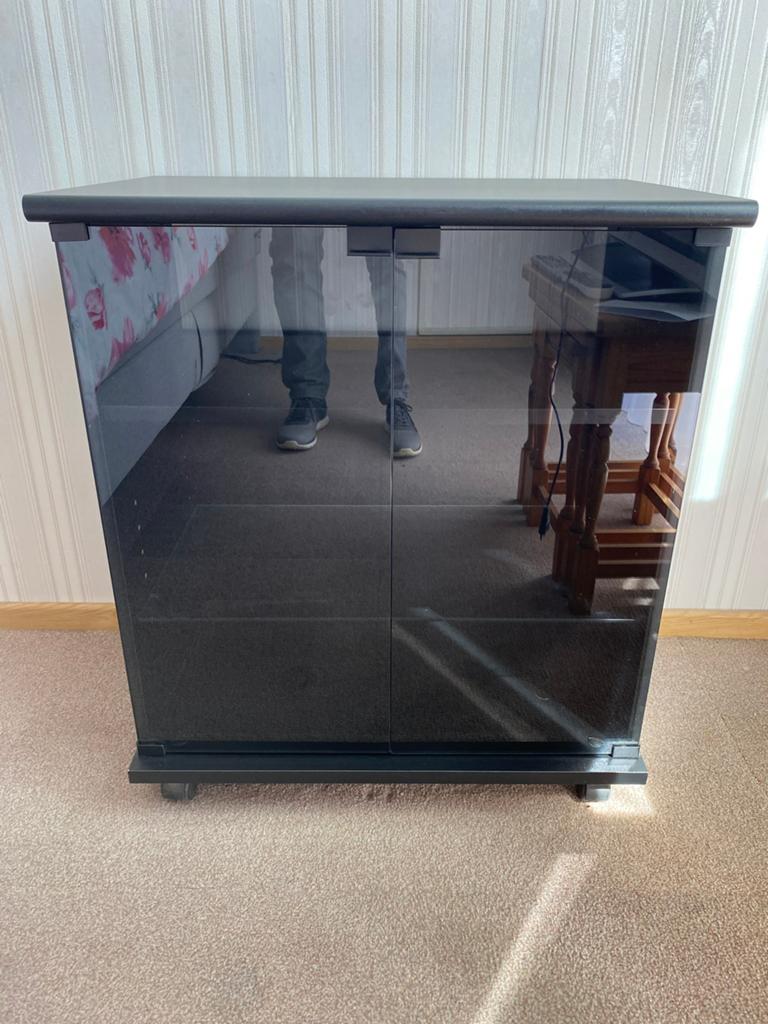 Kastje met glazen deurtjes, Ophalen, 50 tot 100 cm, Zo goed als nieuw, Minder dan 100 cm
