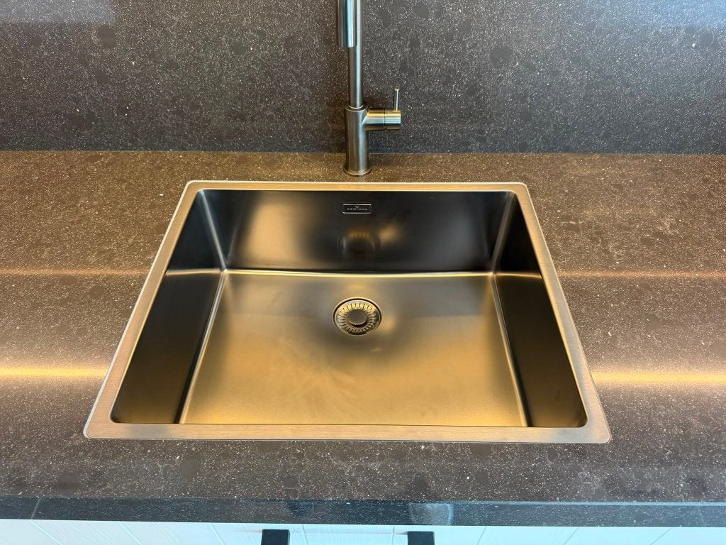 Foto 5 van showroomkeuken landelijk keller gelakt met composiet blad