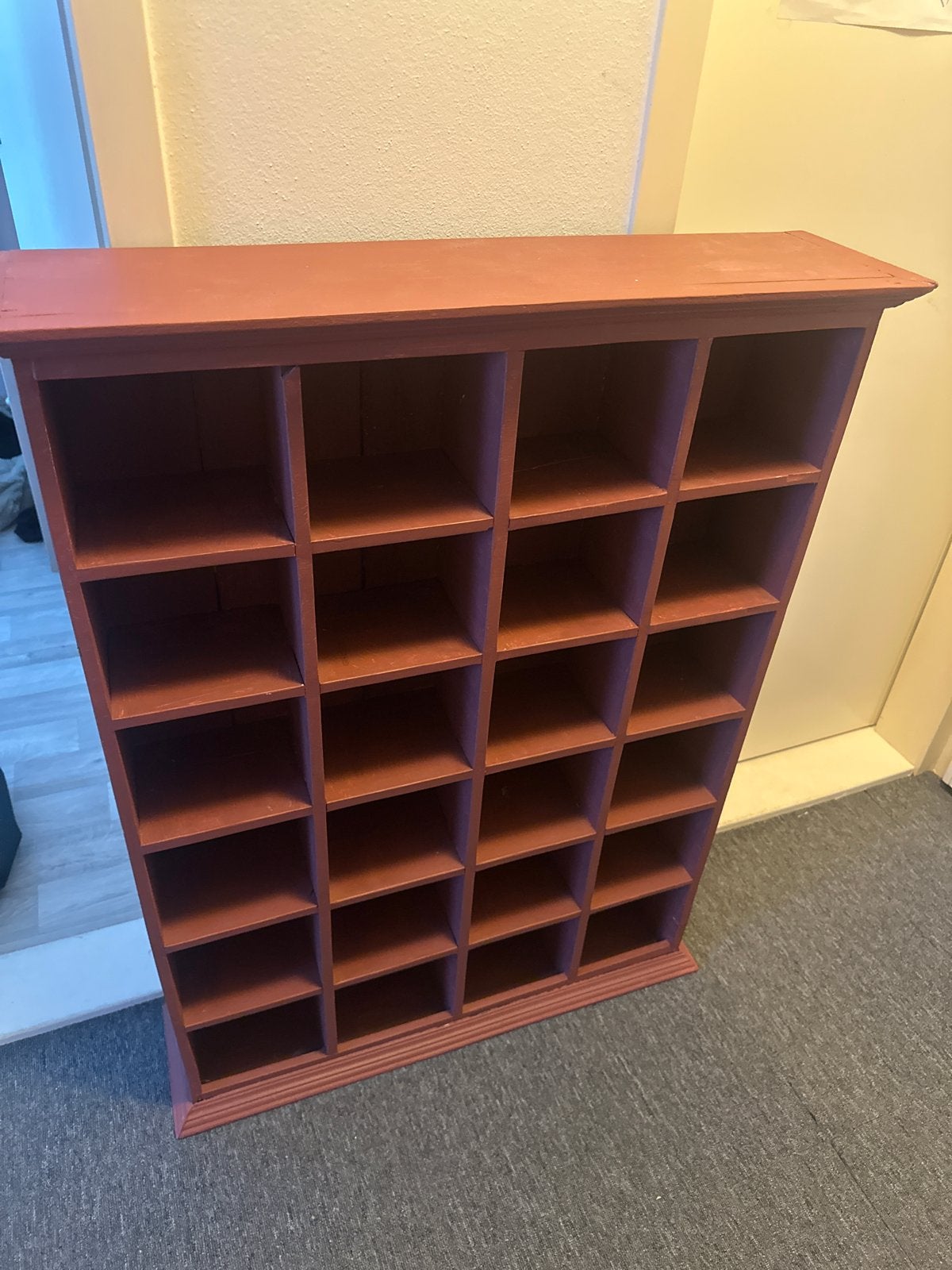 Roodbruin vakkenkastje met 28 vakken, Ophalen, Met plank(en), Gebruikt, 100 tot 150 cm