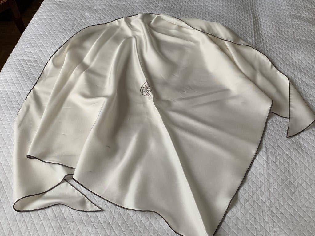 Hermes Paris triangle géant stola, nieuw in doos, wit/taupe, Verzenden, Maat 46/48 (XL) of groter, Nieuw, Sjaal