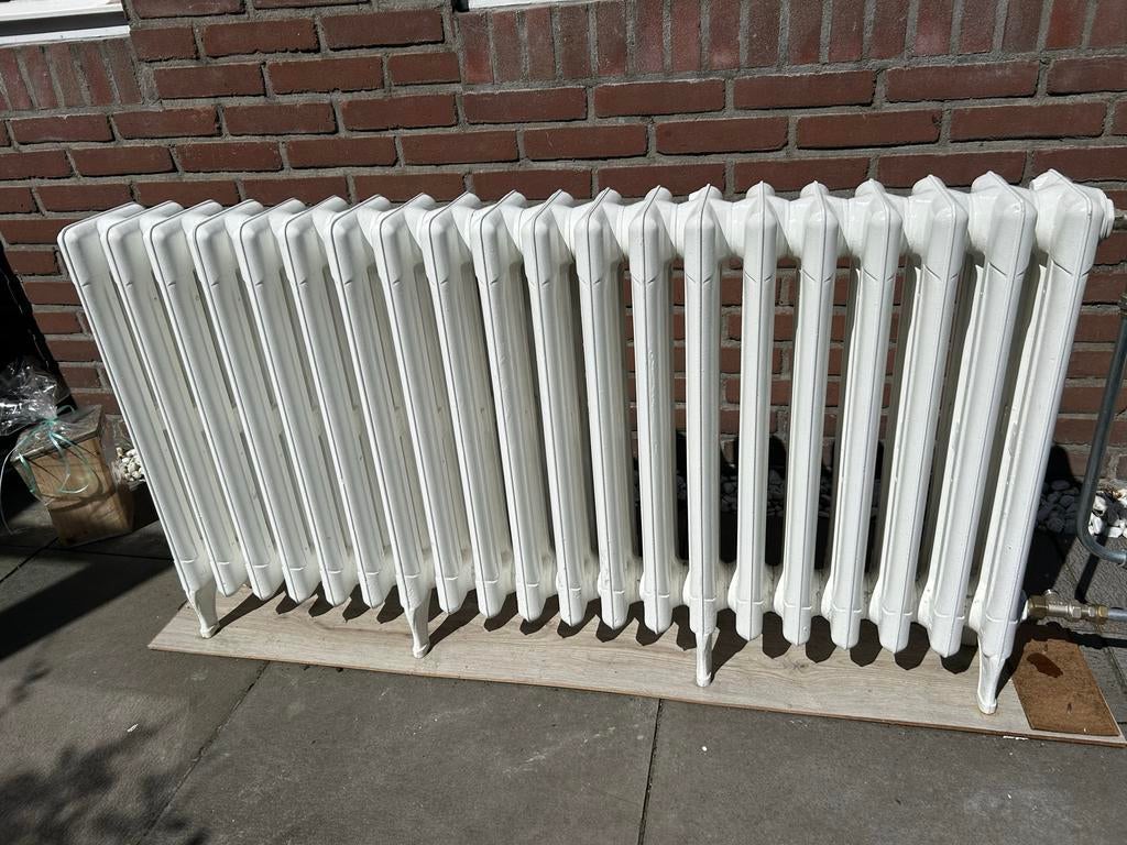 Authentieke gietijzeren radiator - NU OF NOOIT, Doe-het-zelf en Verbouw, Verwarming en Radiatoren, Ophalen, 30 tot 80 cm, Radiator