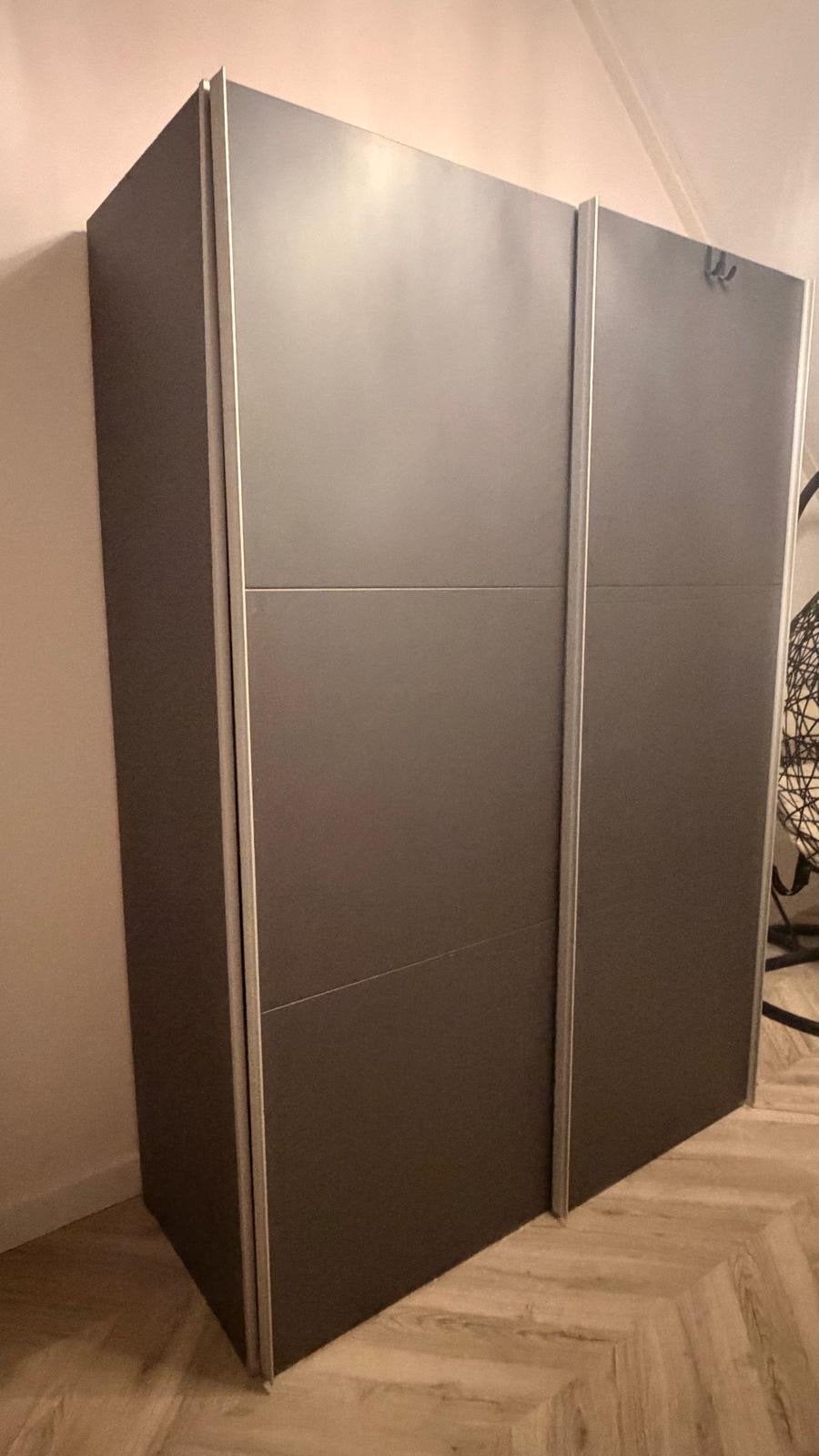 Ikea kledingkast met schuifdeuren en veel opbergruimte, Met plank(en), Kunststof, 100 tot 150 cm, Ophalen of Verzenden
