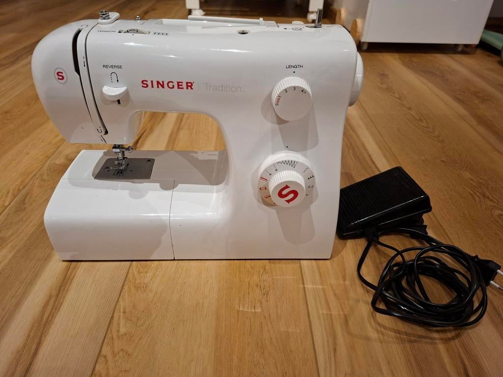 Singer Tradition 2250 Naaimachine - Zo goed als nieuw, Hobby en Vrije tijd, Naaimachines en Toebehoren, Ophalen of Verzenden, Zo goed als nieuw
