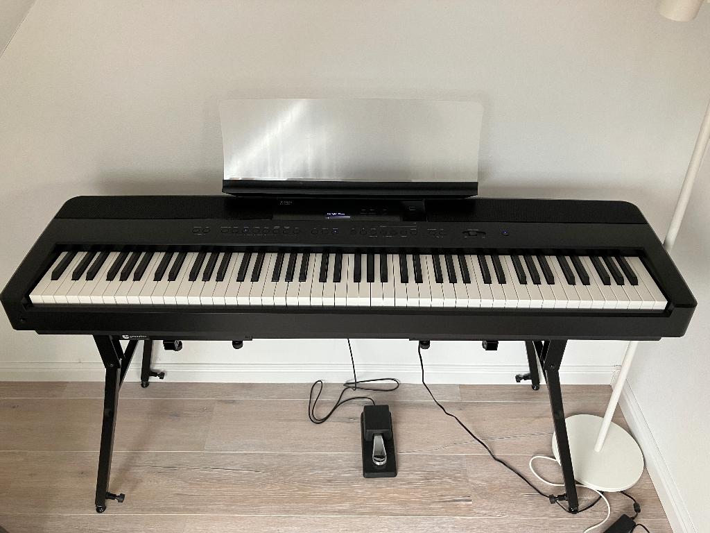 Kawai ES520 digital piano met pedaal en standaard, Ophalen, Zo goed als nieuw, Zwart
