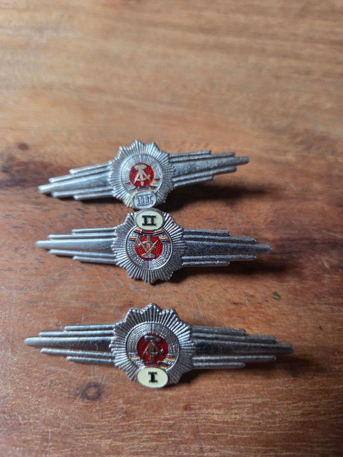 3x ddr embleem politie, Verzamelen, Ophalen of Verzenden, Landmacht, Duitsland, Embleem of Badge