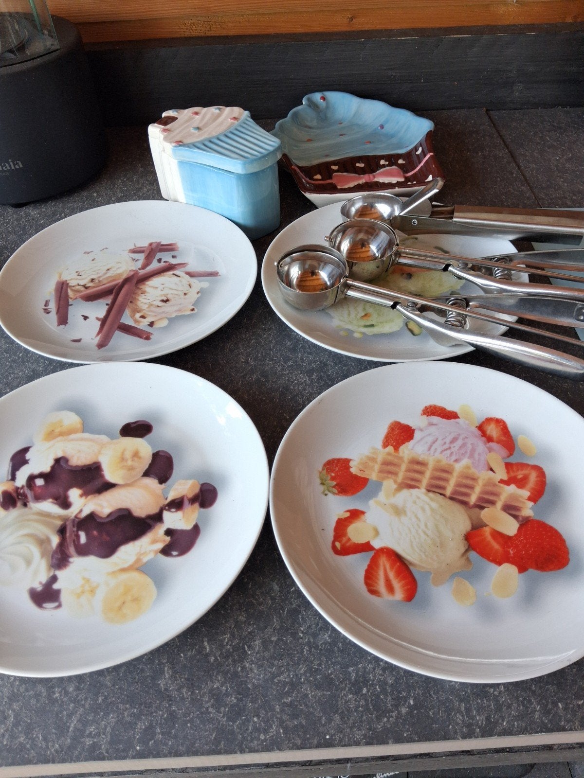 4 L.Dake en zn dessertborden met opdruk 3 rvs ijslepels,, Huis en Inrichting, Ophalen of Verzenden