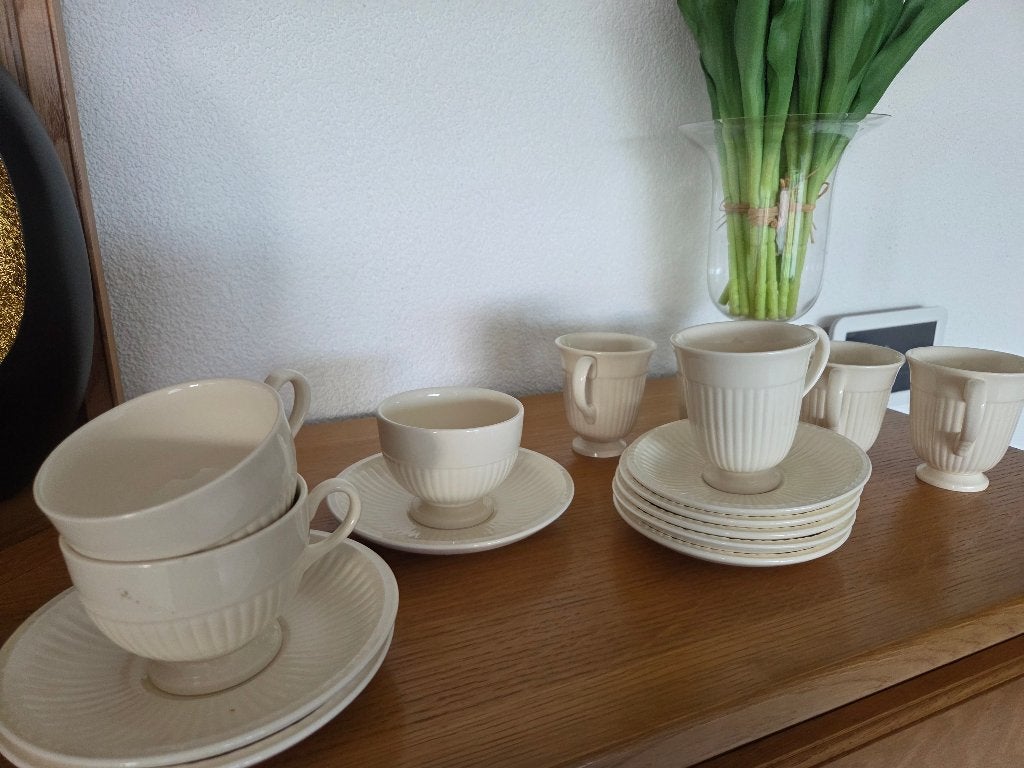 Wedgwood set van 9 crémekleurige kopjes en schotels, Ophalen of Verzenden, Zo goed als nieuw, Overige stijlen, Kop(pen) en/of Schotel(s)