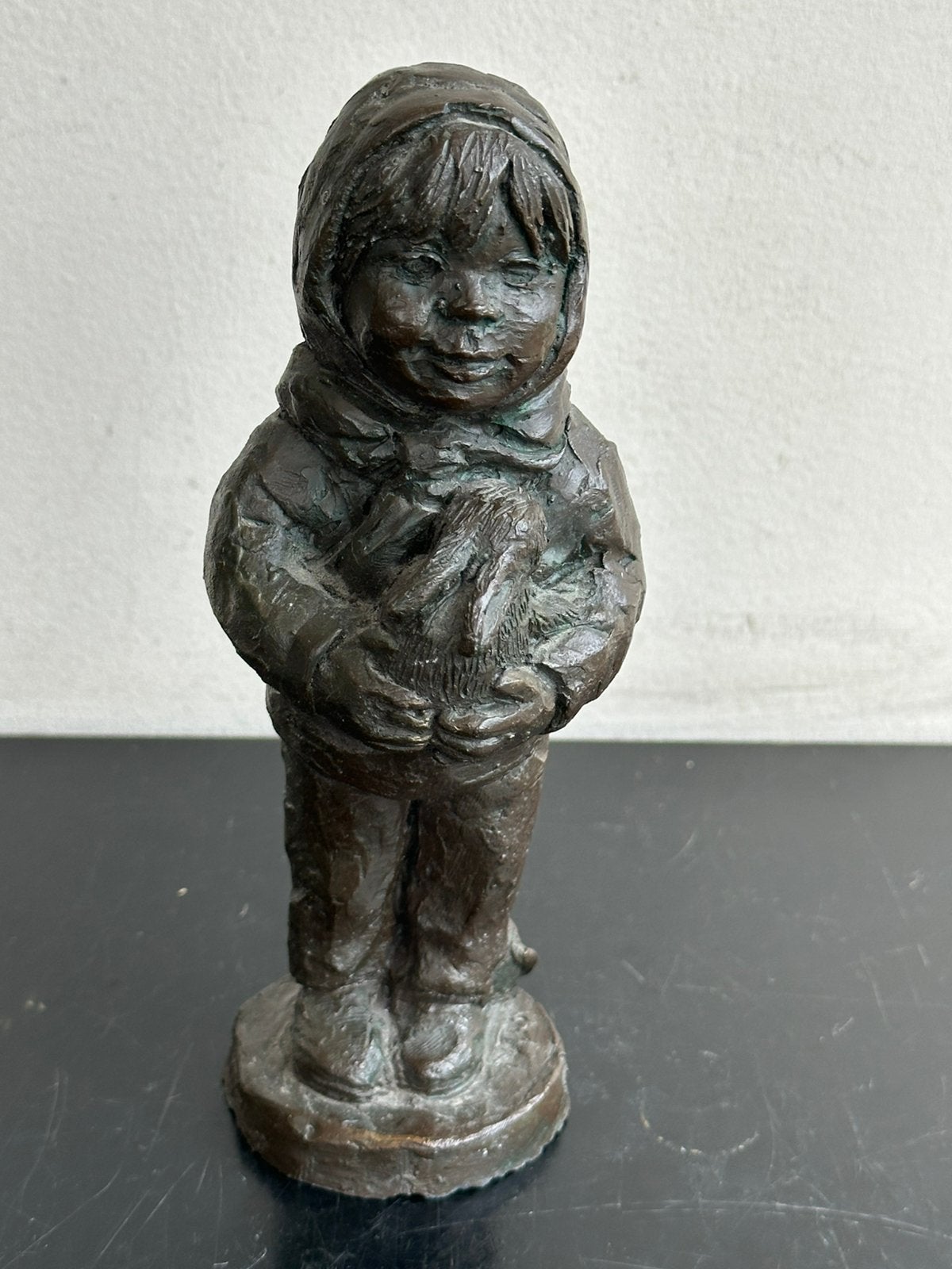 Vintage lief beeldje kindje  met konijn, Ophalen of Verzenden
