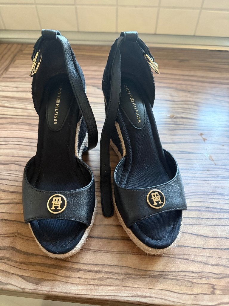 Tommy Hilfiger PLATE WEDGE nieuw 36 black, Kleding | Dames, Schoenen, Ophalen of Verzenden, Nieuw, Zwart, Sneakers of Gympen