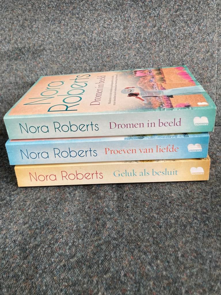 Nora Roberts Boekenpakket: Dromen, Proeven, Geluk, Boeken, Fantasy, Ophalen of Verzenden, Zo goed als nieuw