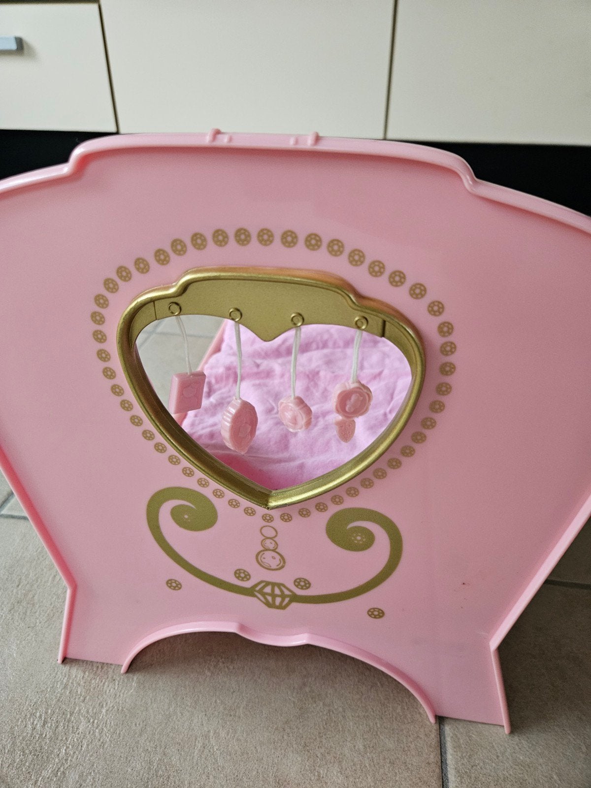 Roze poppenbedje Baby Born met spiegel en rammelaars, Ophalen of Verzenden, Gebruikt, Barbie