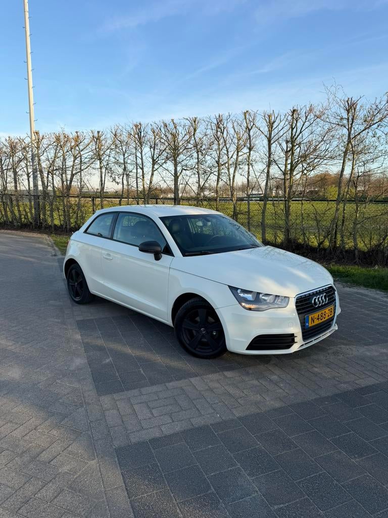 Audi A1 1.2 Tfsi 63KW 2011 Wit Stoelverwarming Parkeersensor, Auto's, Voorwielaandrijving, 4 cilinders, 4 stoelen, Wit
