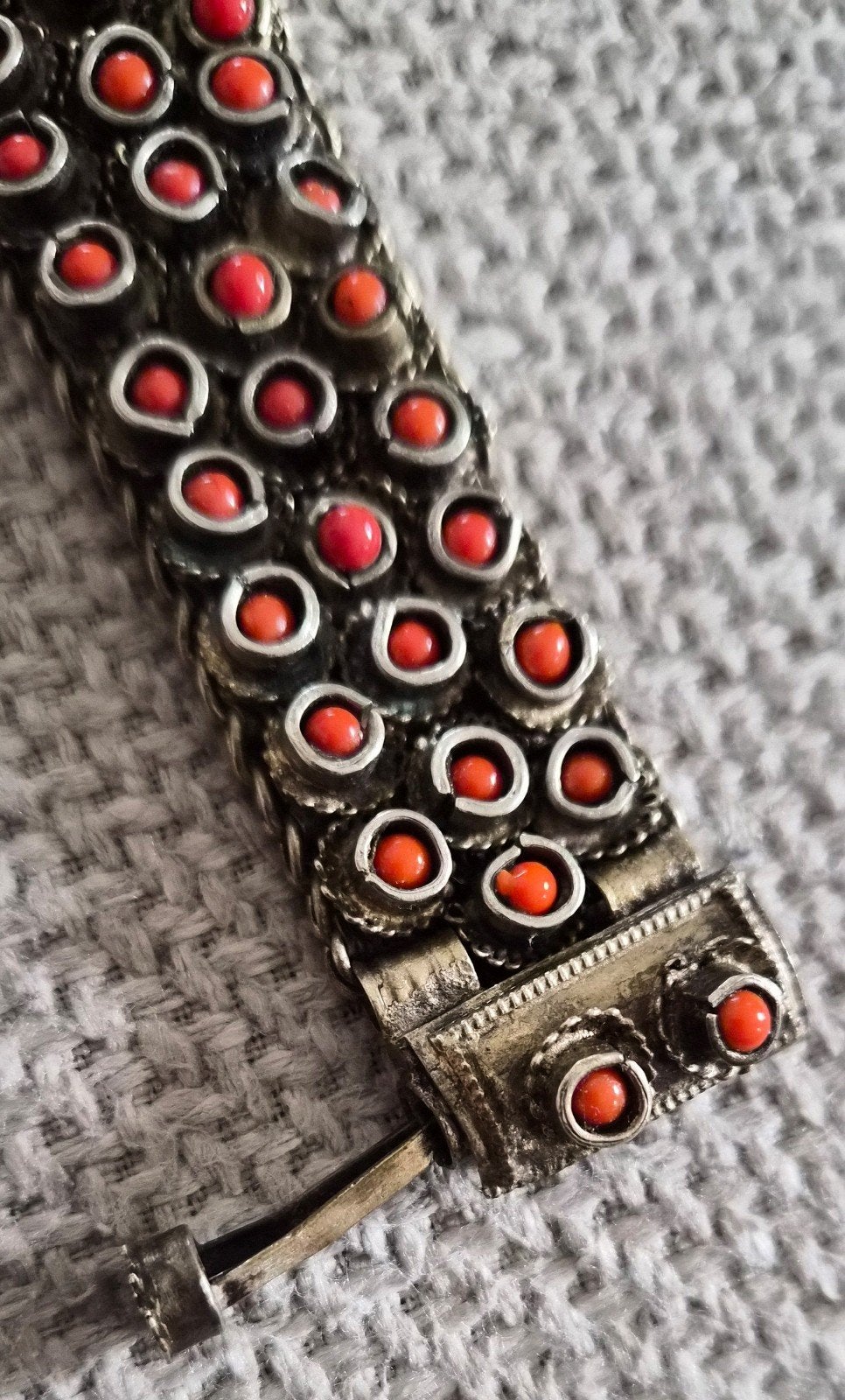 Vintage Kuchi Afghaanse tribal armband., Verzenden, Gebruikt, Rood, Overige materialen