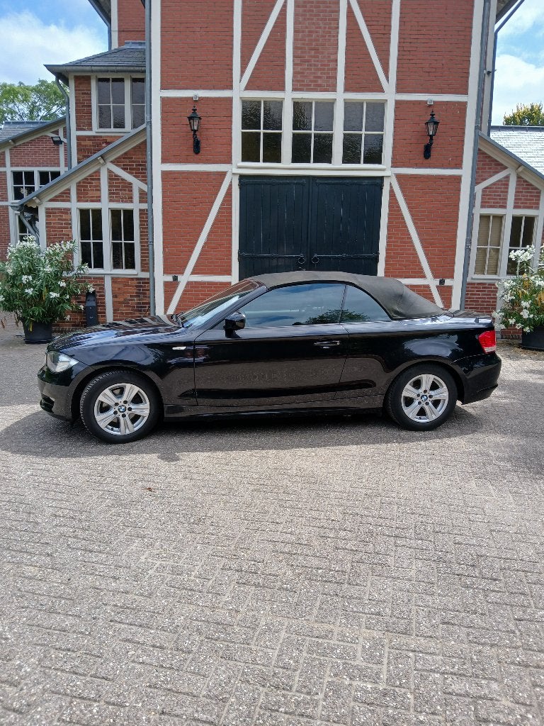 BMW 1-Serie 2.0 118I Cabrio AUT 2010 Zwart, Auto's, Achterwielaandrijving, 1995 cc, Zwart, Cabriolet