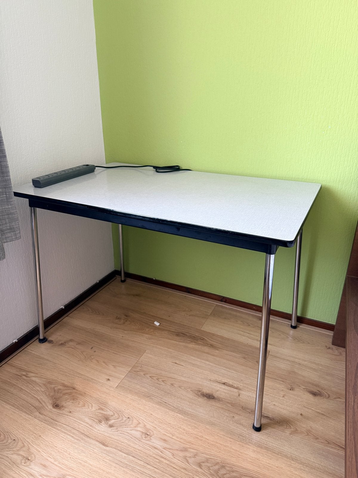 Praktische tafel met metalen poten, Huis en Inrichting, Gebruikt, 100 tot 150 cm, Tot twee personen, Metaal