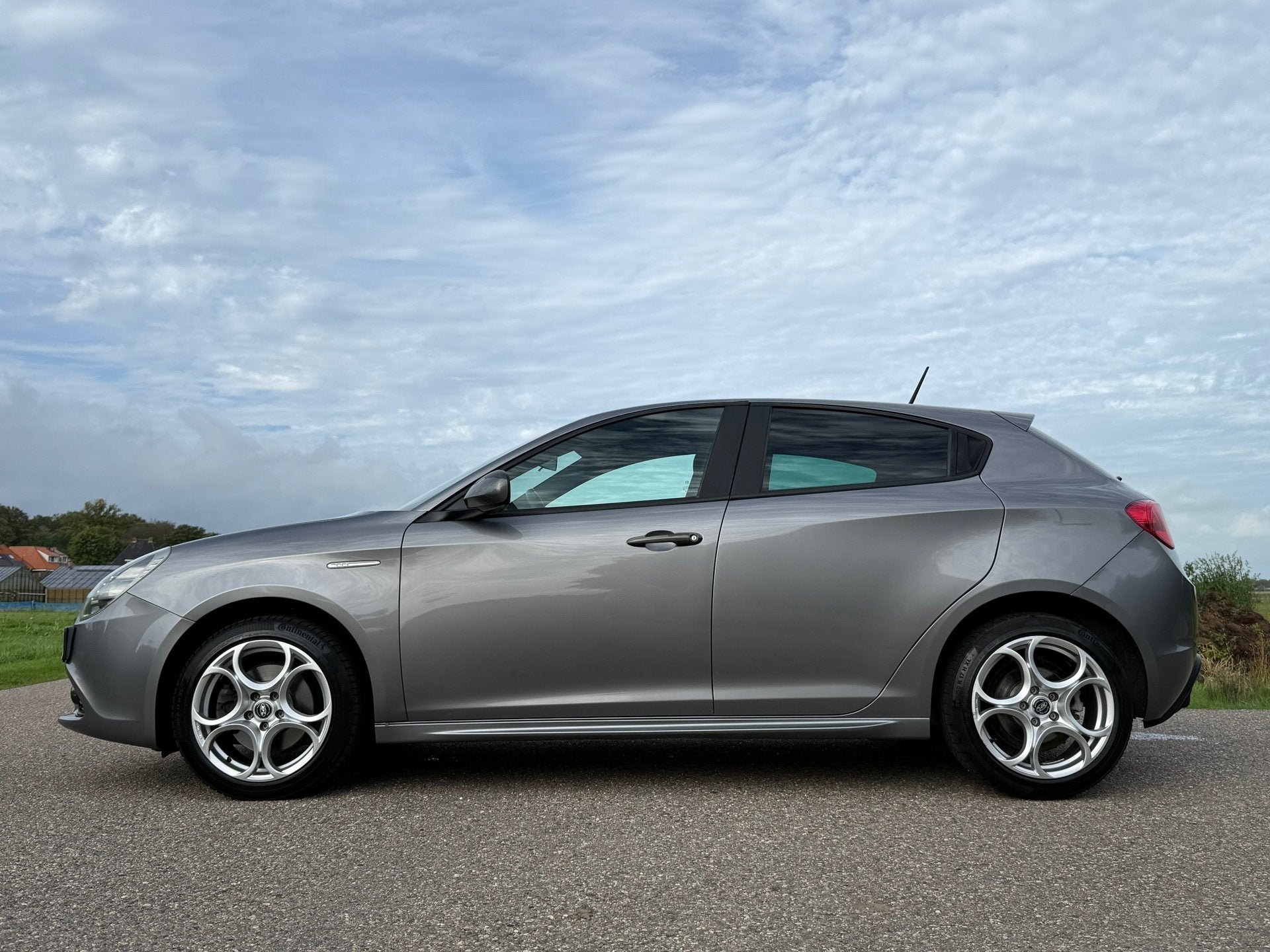 Alfa Romeo Giulietta 1.4 T Sprint Automaat | 1e Eigenaar | N, Auto's, Dealer onderhouden, 4 cilinders, Alcantara, Origineel Nederlands