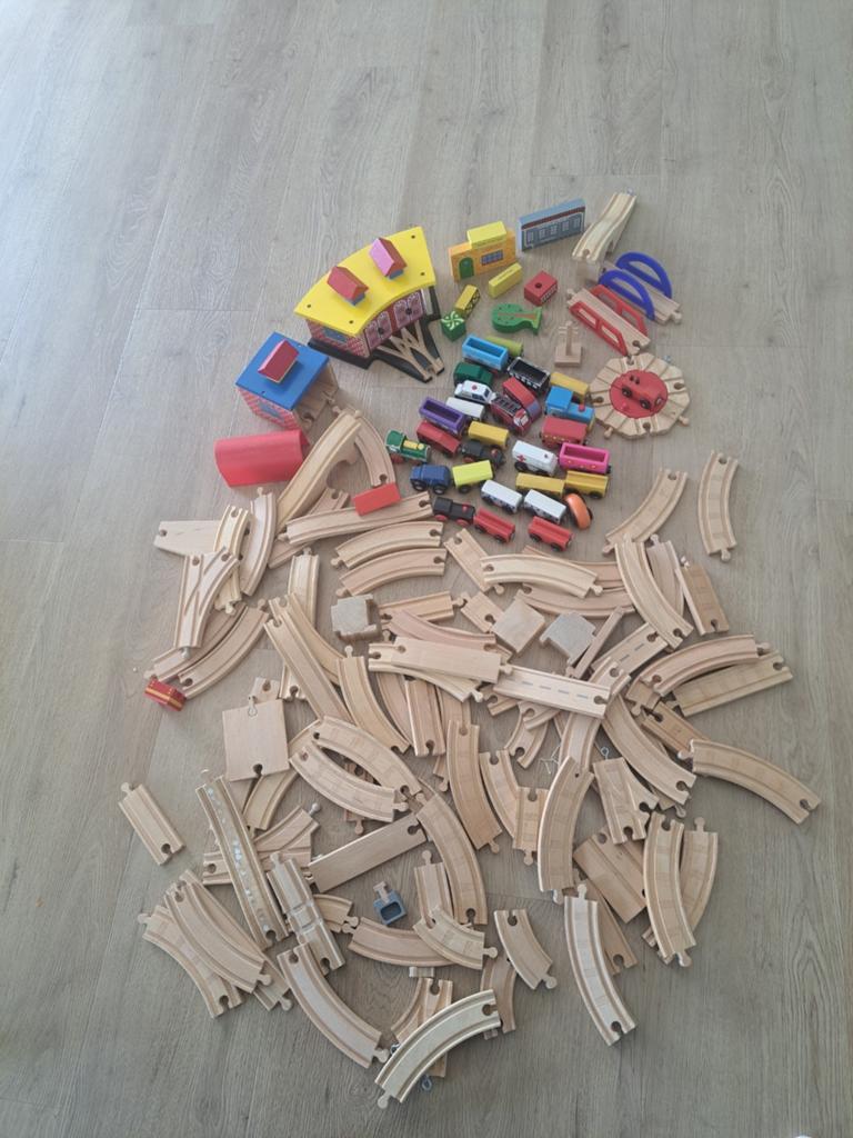 Grote set houten treinbaan met treinen en accessoires, Kinderen en Baby's, Speelgoed | Houten speelgoed, Ophalen of Verzenden