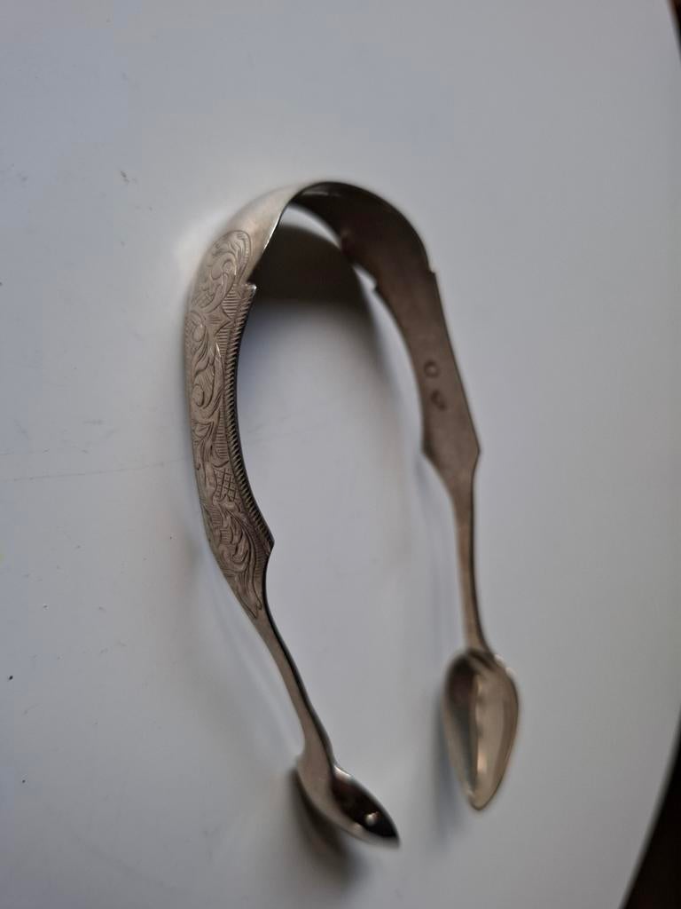 Antieke zilveren suikertang met gravure, Antiek en Kunst, Antiek | Goud en Zilver, Ophalen of Verzenden, Zilver