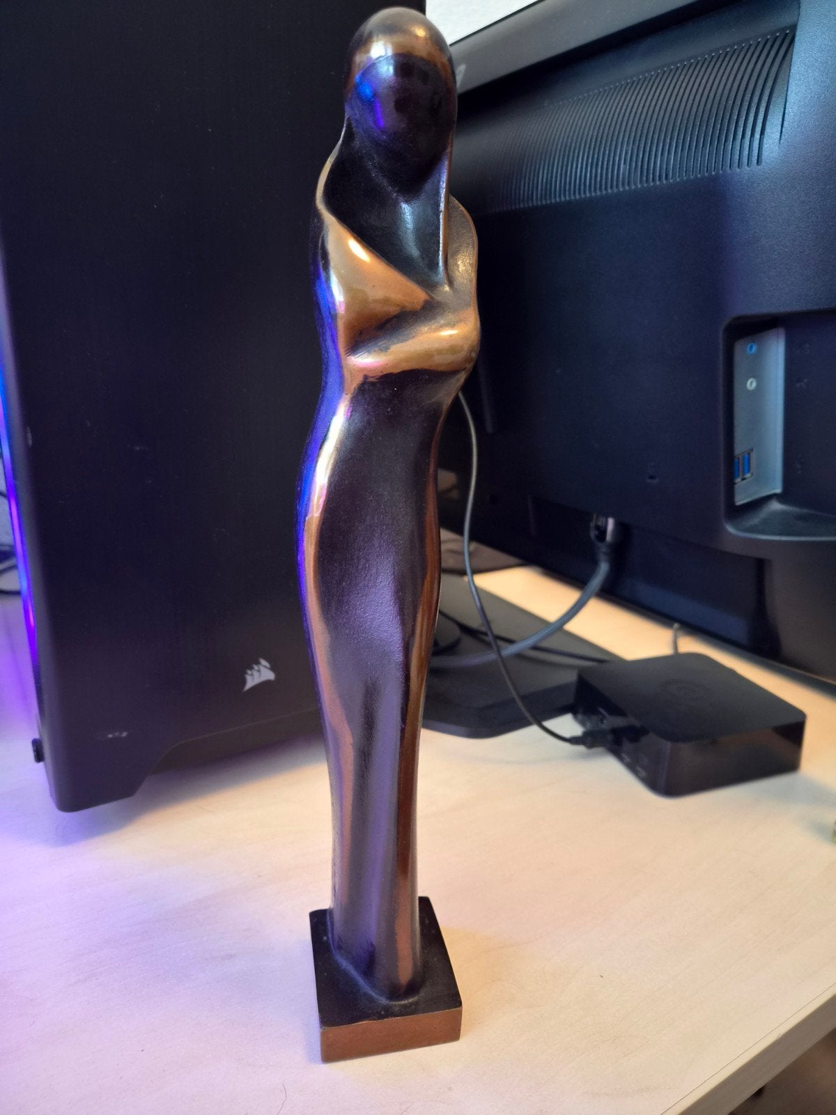 Abstract bronzen beeld van een vrouwelijk figuur, Gepatineerd, Ophalen of Verzenden, Brons, 20 - 50 cm