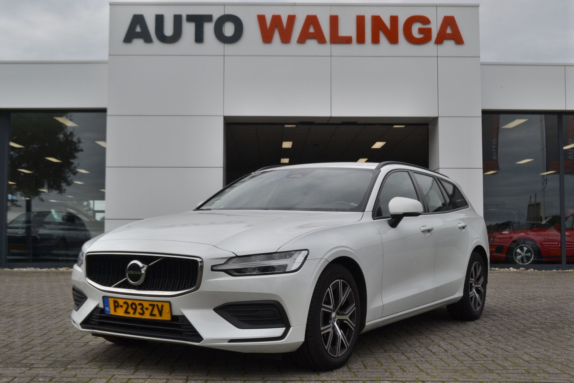 Volvo V60 2.0 B3 Essential | Carplay | Google Navi | Adap. C, Dealer onderhouden, Stof, 4 cilinders, 1969 cc