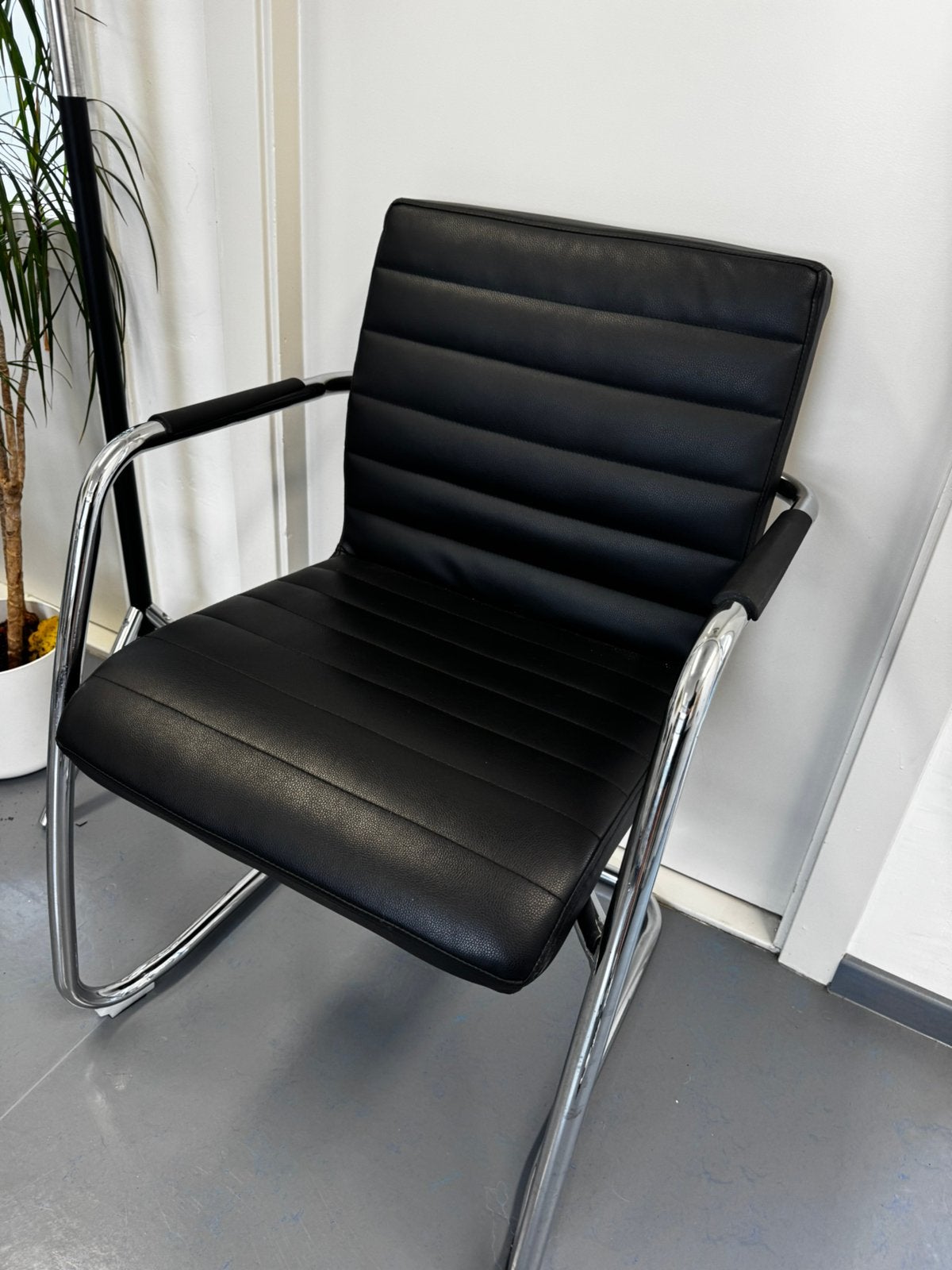 Vergaderstoel Design Napels Zwart Leatherlook 8x, Ophalen, Zo goed als nieuw, Zwart, Vijf, Zes of meer stoelen