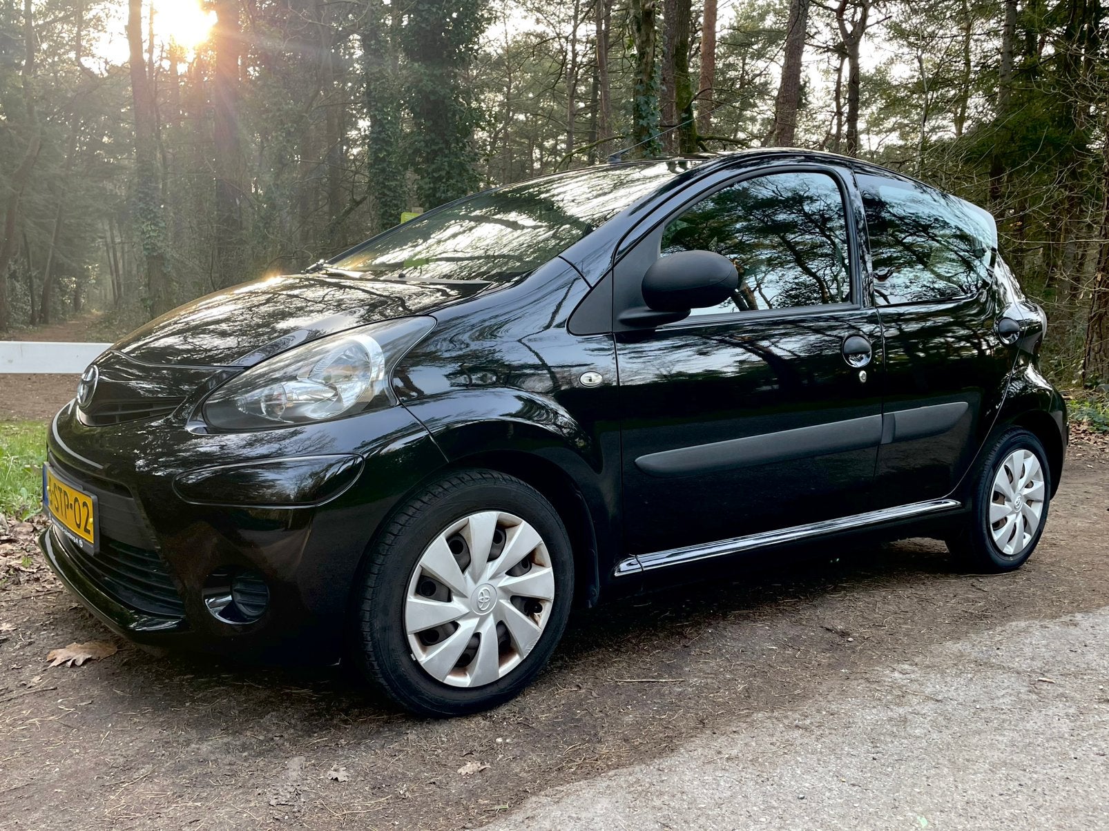 Toyota Aygo 1.0 12V Vvt-i 5DRS 2013 Zwart NW APK, Voorwielaandrijving, Elektrische ramen, 4 stoelen, Origineel Nederlands