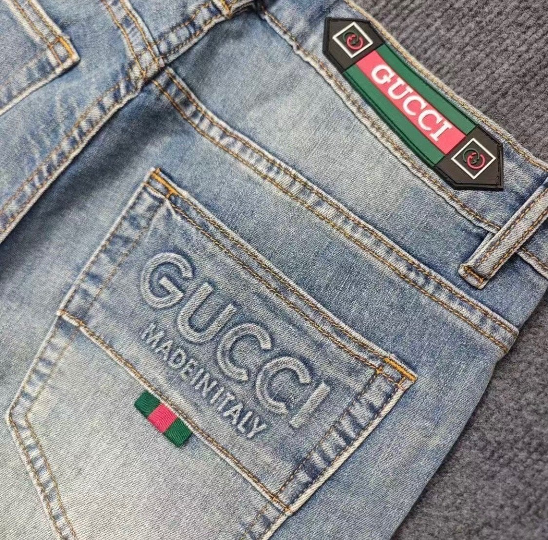 Gucci Jeans - Gucci Broek- Lichtblauw met geborduurd logo, Ophalen of Verzenden, Zo goed als nieuw, Blauw, Overige jeansmaten
