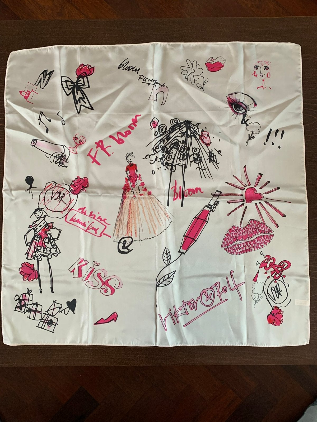 Viktor & Rolf 100% zijde sjaaltje flowerbomb bloom 60cmx60cm, Ophalen of Verzenden, Nieuw, Overige typen