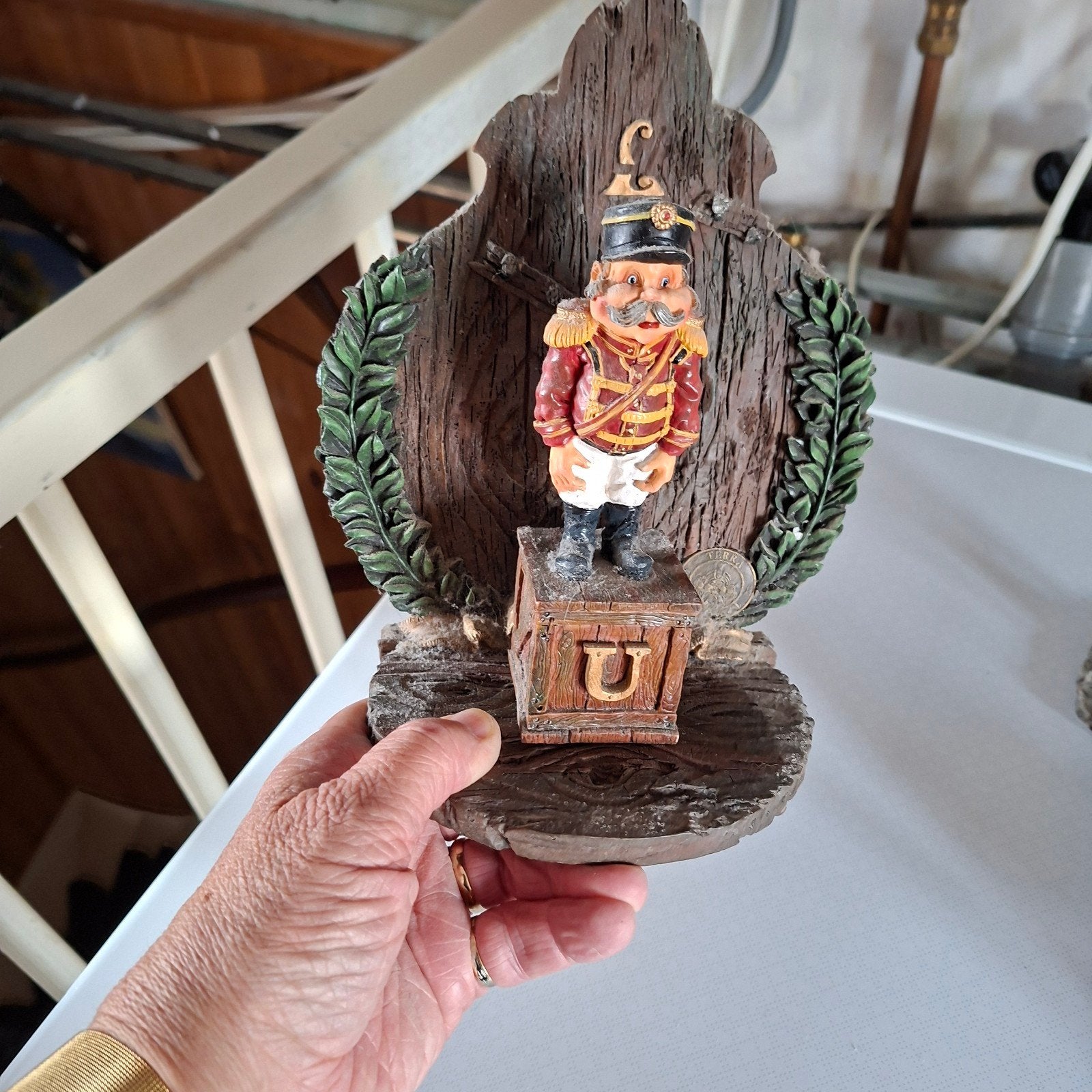 Laaf beeldje op sokkel - Decoratief figuur, Ophalen, Gebruikt, Meerkleurig, Overige stijlen