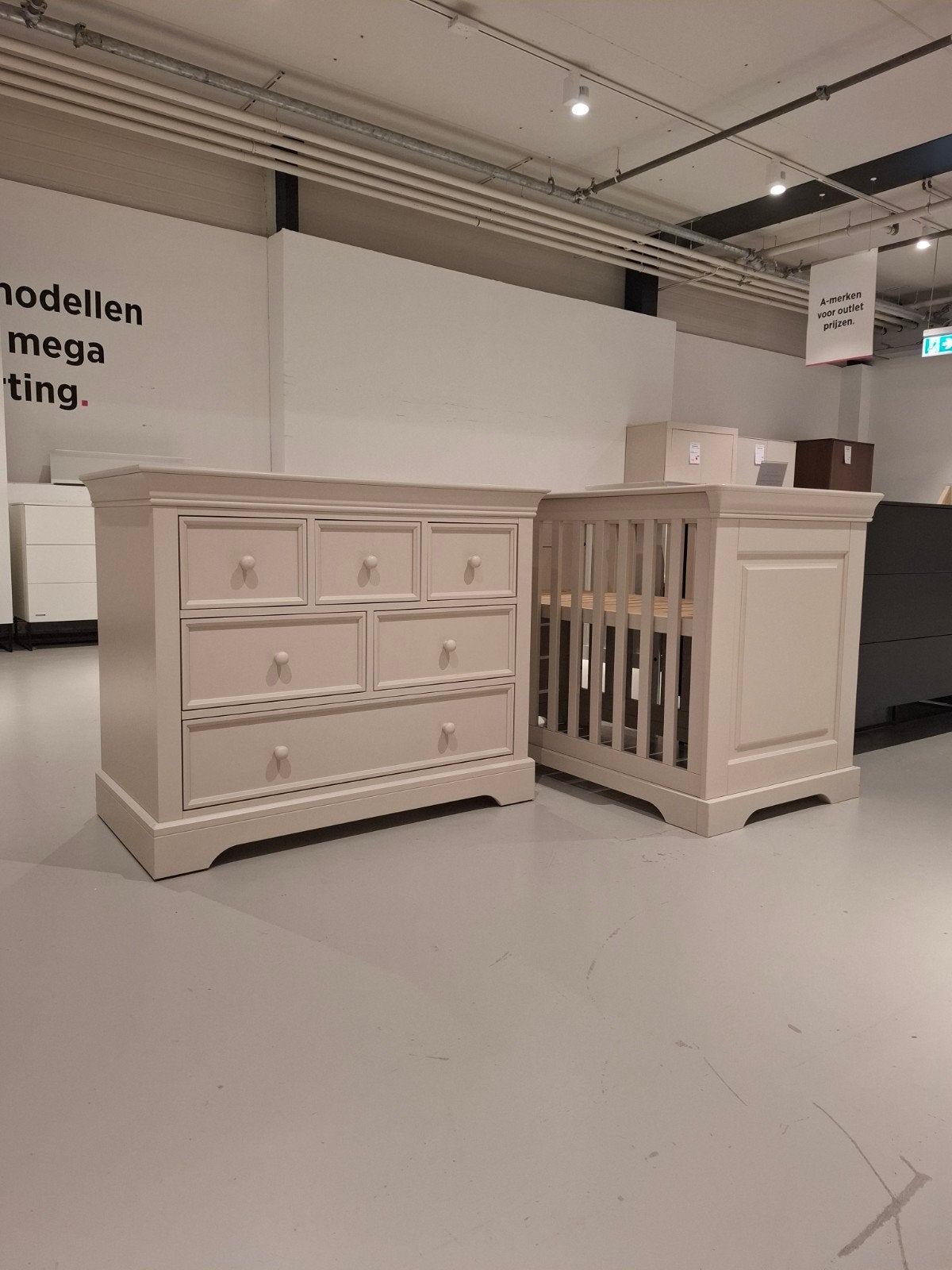 Kidsmill Chateau Ledikant & Commode - Oatmeal, Kinderen en Baby's, Kinderkamer | Complete kinderkamers, Ophalen, Zo goed als nieuw