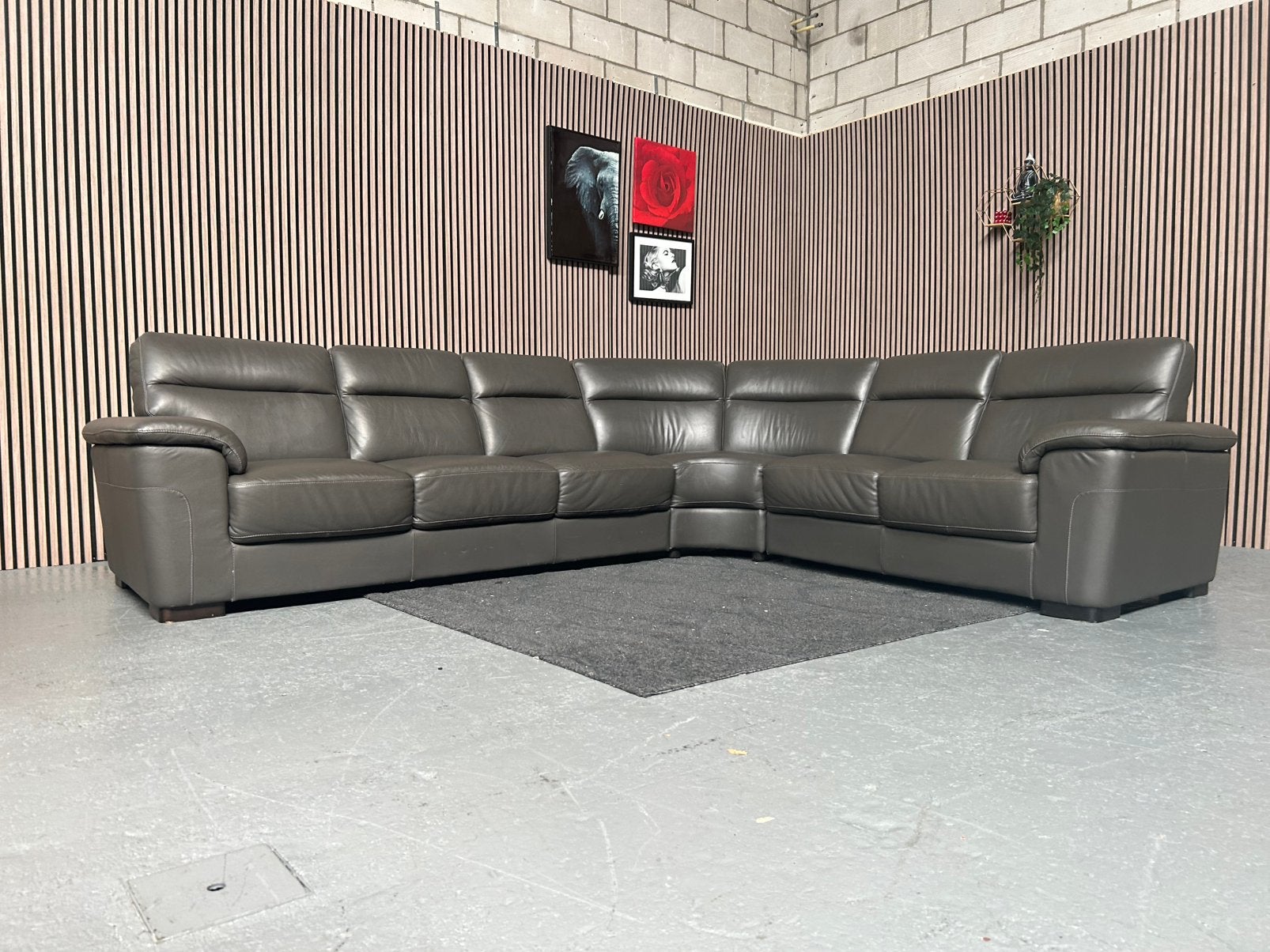 GRATIS LEVERING Hoekbank Leer Donkergrijs 320X280 GEREINIGD, Huis en Inrichting, Banken | Bankstellen, Leer zwart hoekbank, Hoekbank