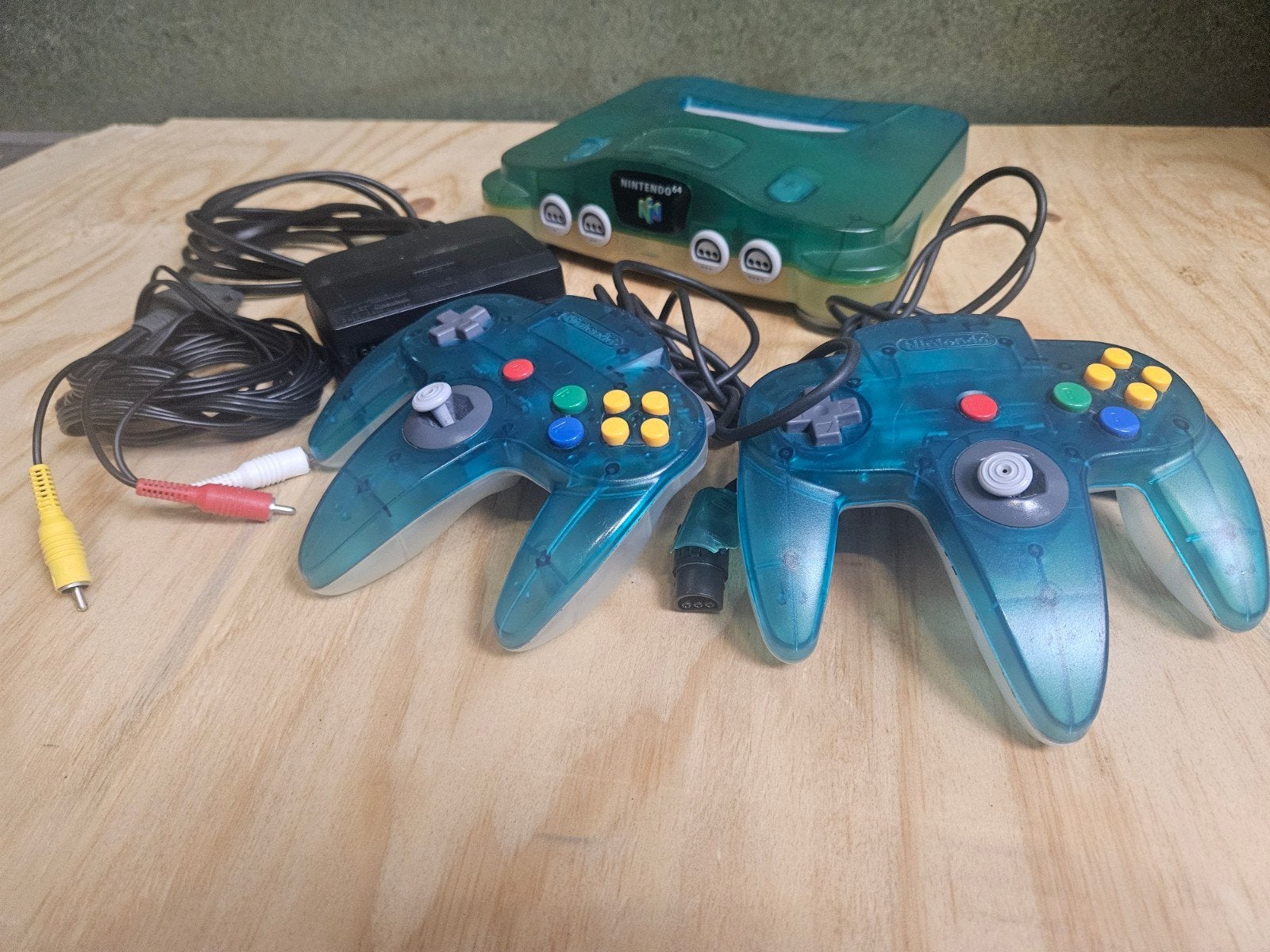 Nintendo 64 Funtastic Jungle Green met 2 controllers, Spelcomputers en Games, Ophalen of Verzenden, Gebruikt, Met 2 controllers