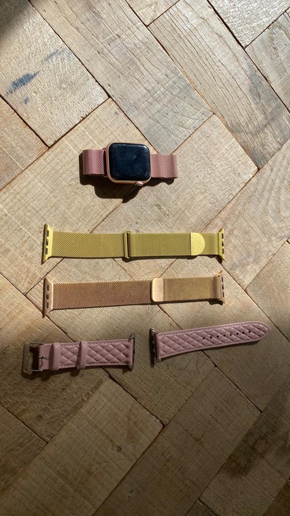 Apple watch series 4 roze, Ophalen of Verzenden, Zo goed als nieuw, Roze, IOS