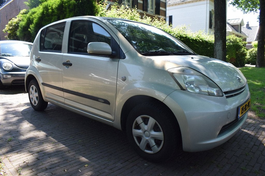 Daihatsu Sirion 2 1.0-12V Trend Nieuwe APK, Auto's, Daihatsu, Stof, Gebruikt, Beige, Bedrijf