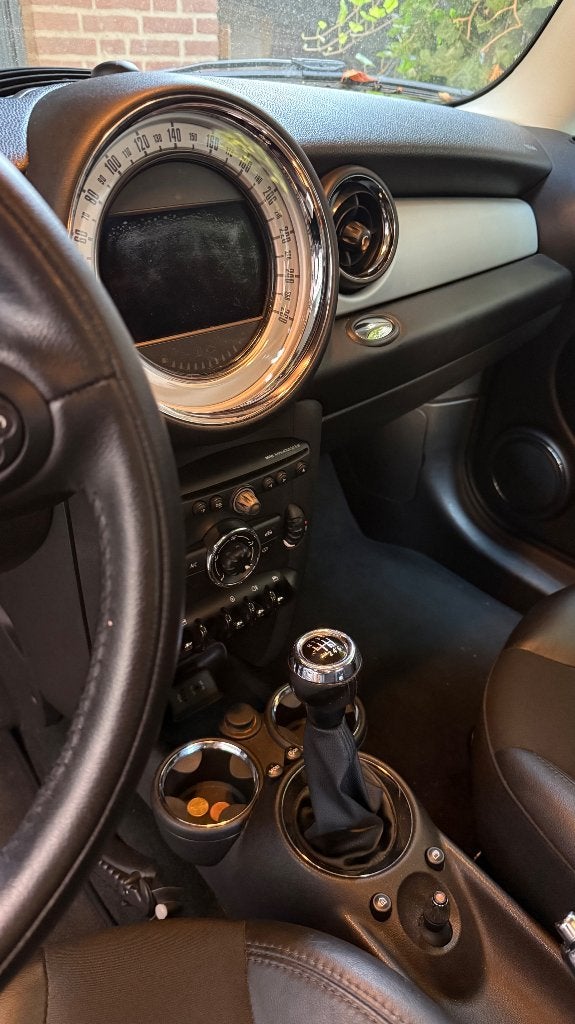 Mini 1.6 ONE 55KW 2014 Zwart, Auto's, Voorwielaandrijving, Zwart, 4 cilinders, 4 stoelen