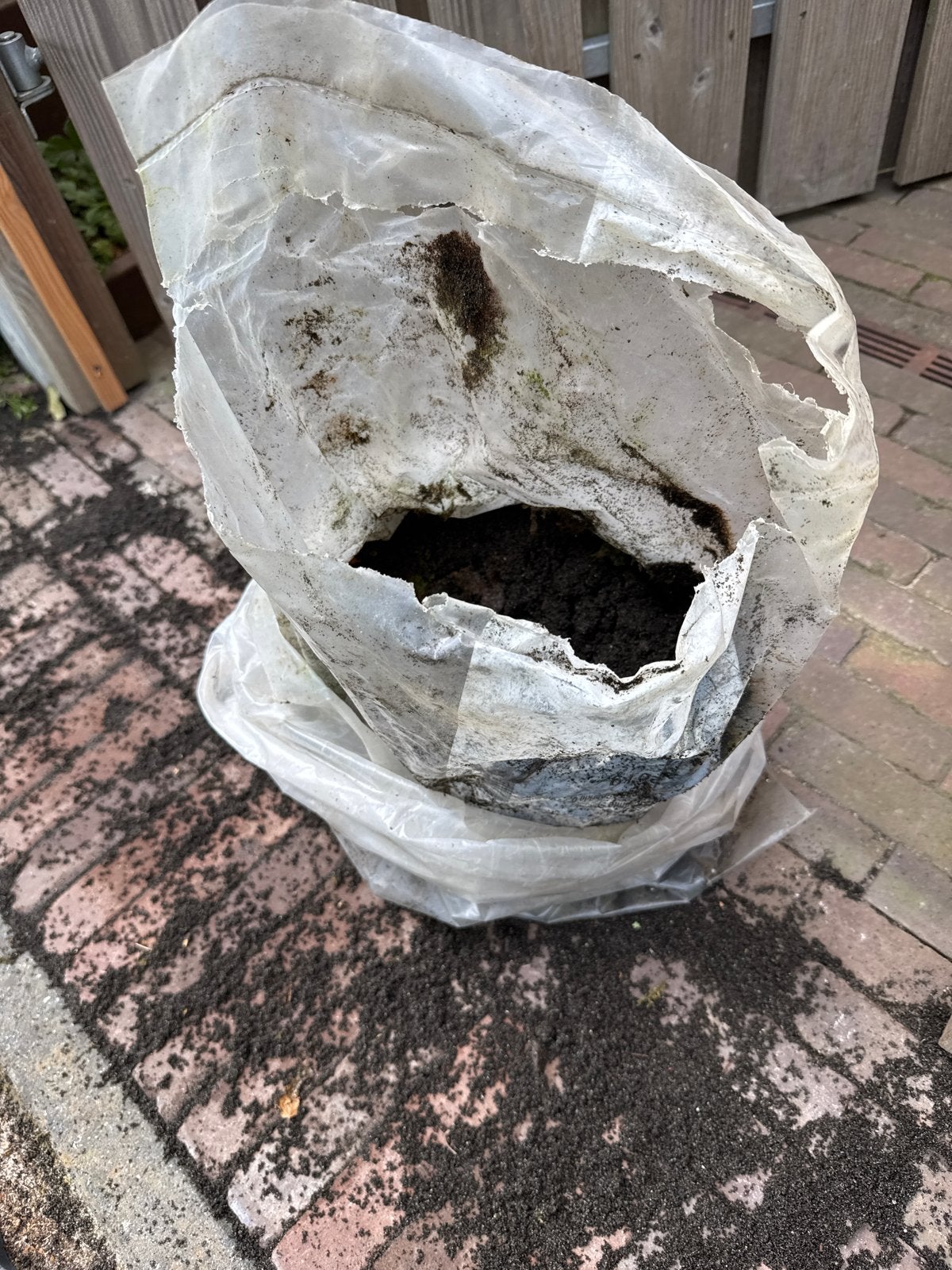 Gratis af te halen: Halve zak zwart invoegzand, Tuin en Terras, Ophalen, Nieuw, Voegzand