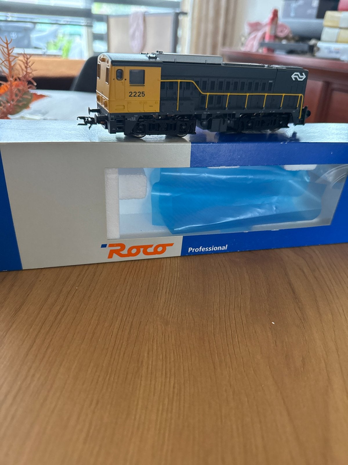 Roco NS Locomotief 2225 - Zo goed als nieuw, Ophalen of Verzenden, Zo goed als nieuw, Roco, Analoog
