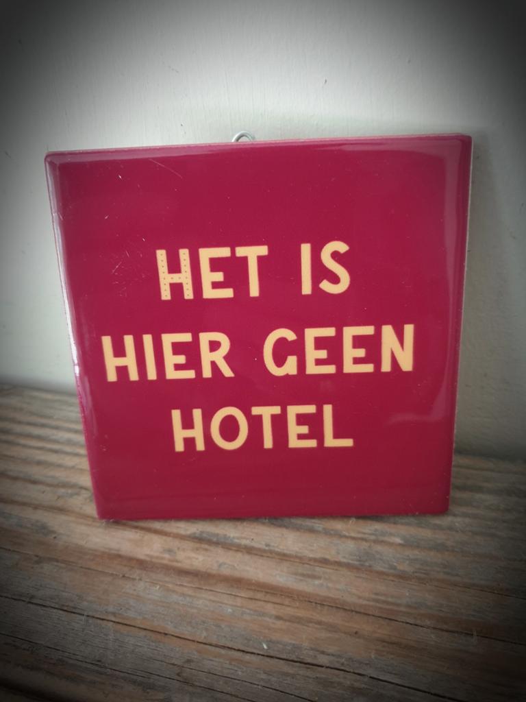 Tekst tegel met spreuk "Het is hier geen hotel", Ophalen of Verzenden, Nieuw