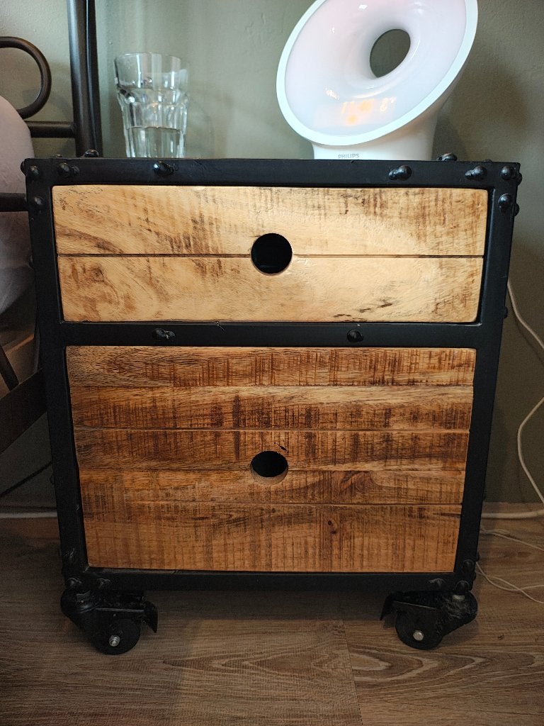 2 Nachtkastjes met industriële look en wieltjes, Huis en Inrichting, Ophalen, Gebruikt, Minder dan 45 cm, Minder dan 55 cm