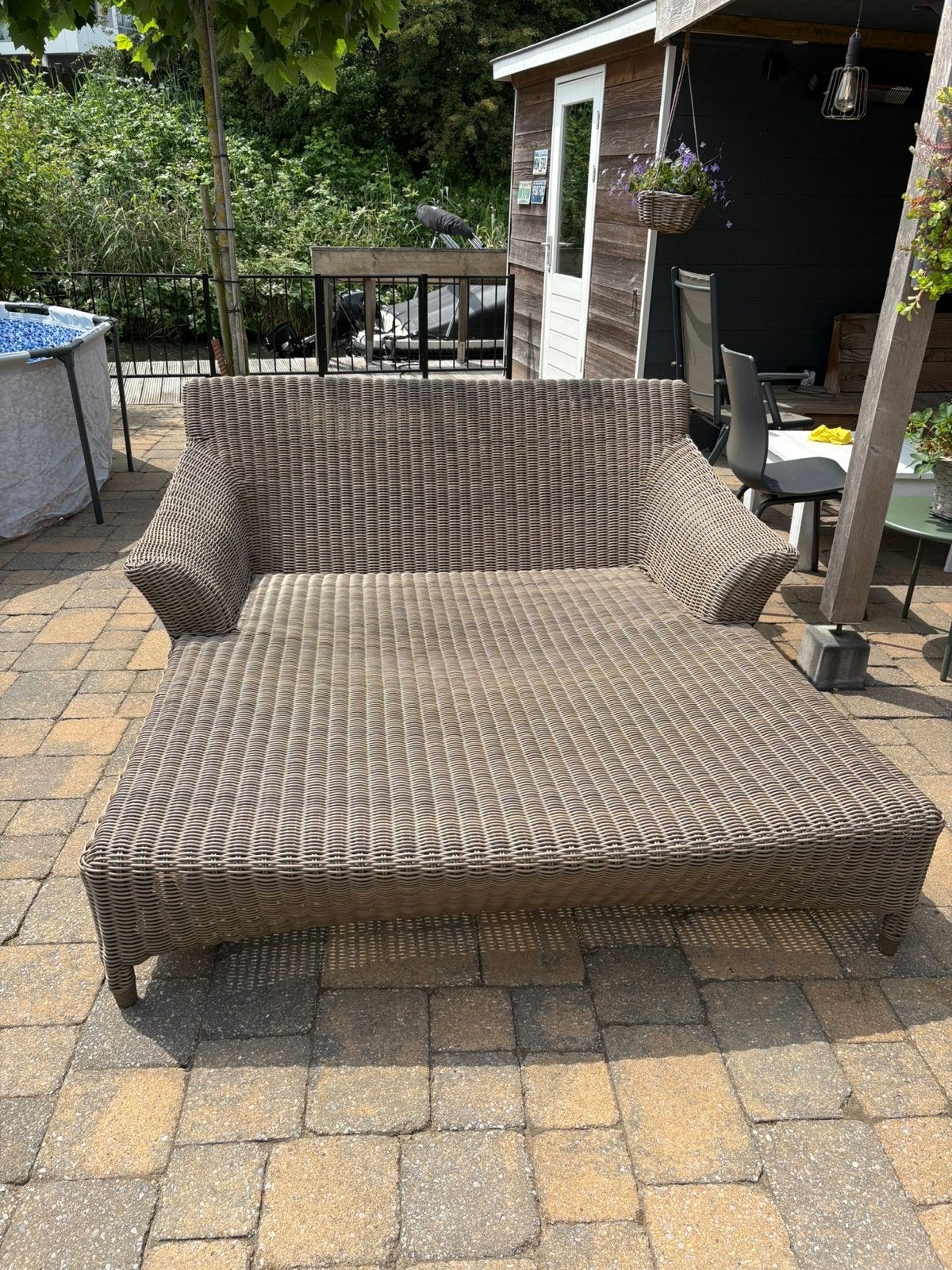 Ligbed/Loungebank met wieltjes en donkergrijze kussens, Ophalen, Zo goed als nieuw, Wicker, Verrijdbaar