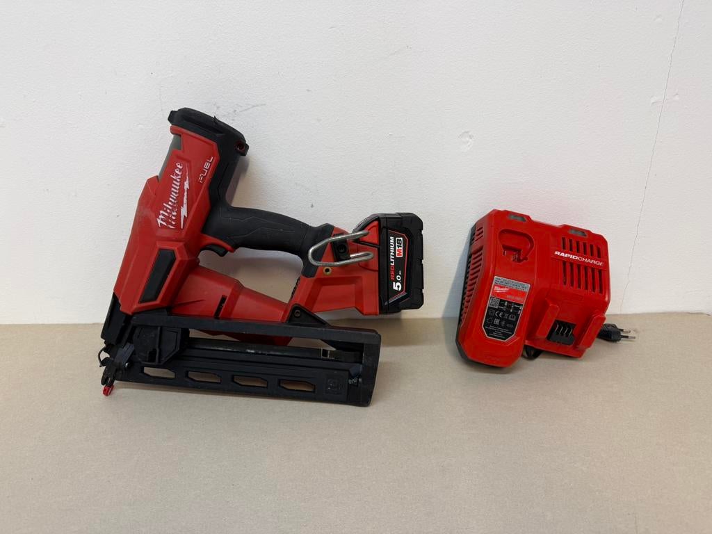 Milwaukee M18 FN16GA-202X 18V Li-ion Accu afwerktacker set, Ophalen, Zo goed als nieuw