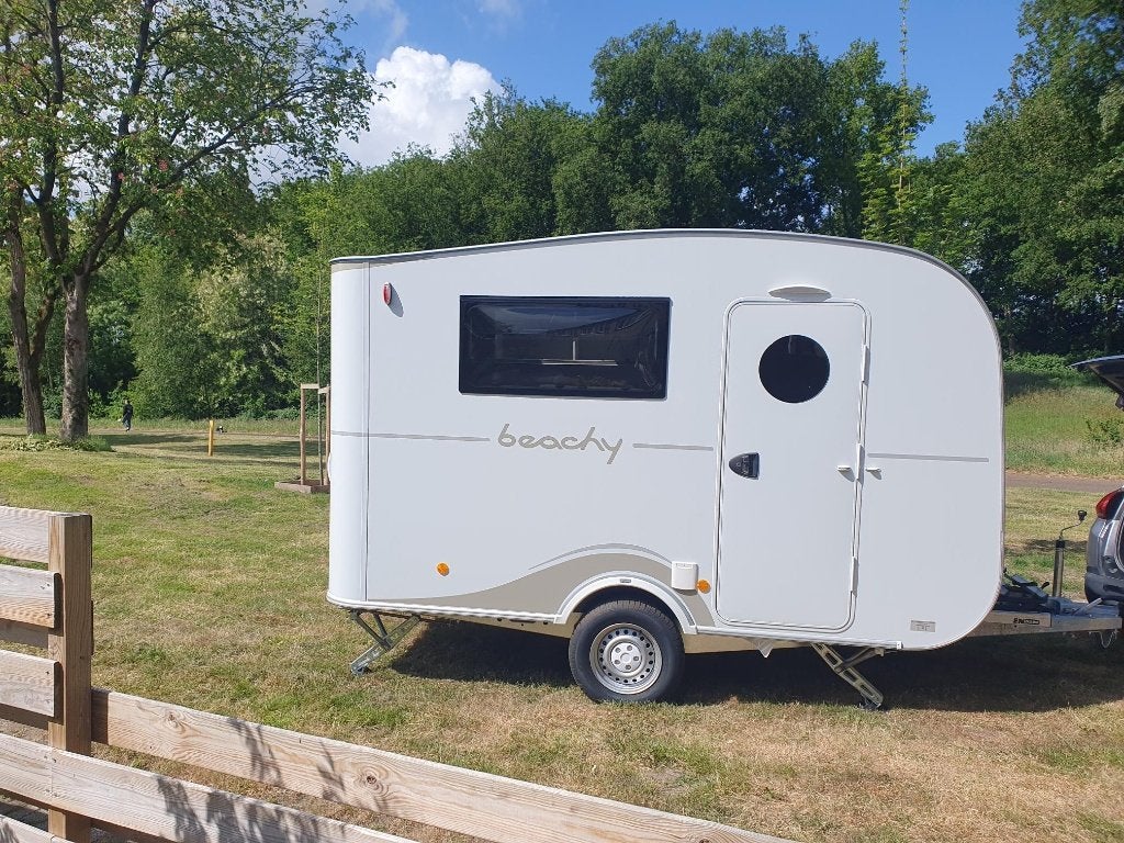 Hobby Beachy 360 bouwjaar 2025 + fietsendrager en voortent, Hobby, Particulier, 5 tot 6 meter, Dwarsbed