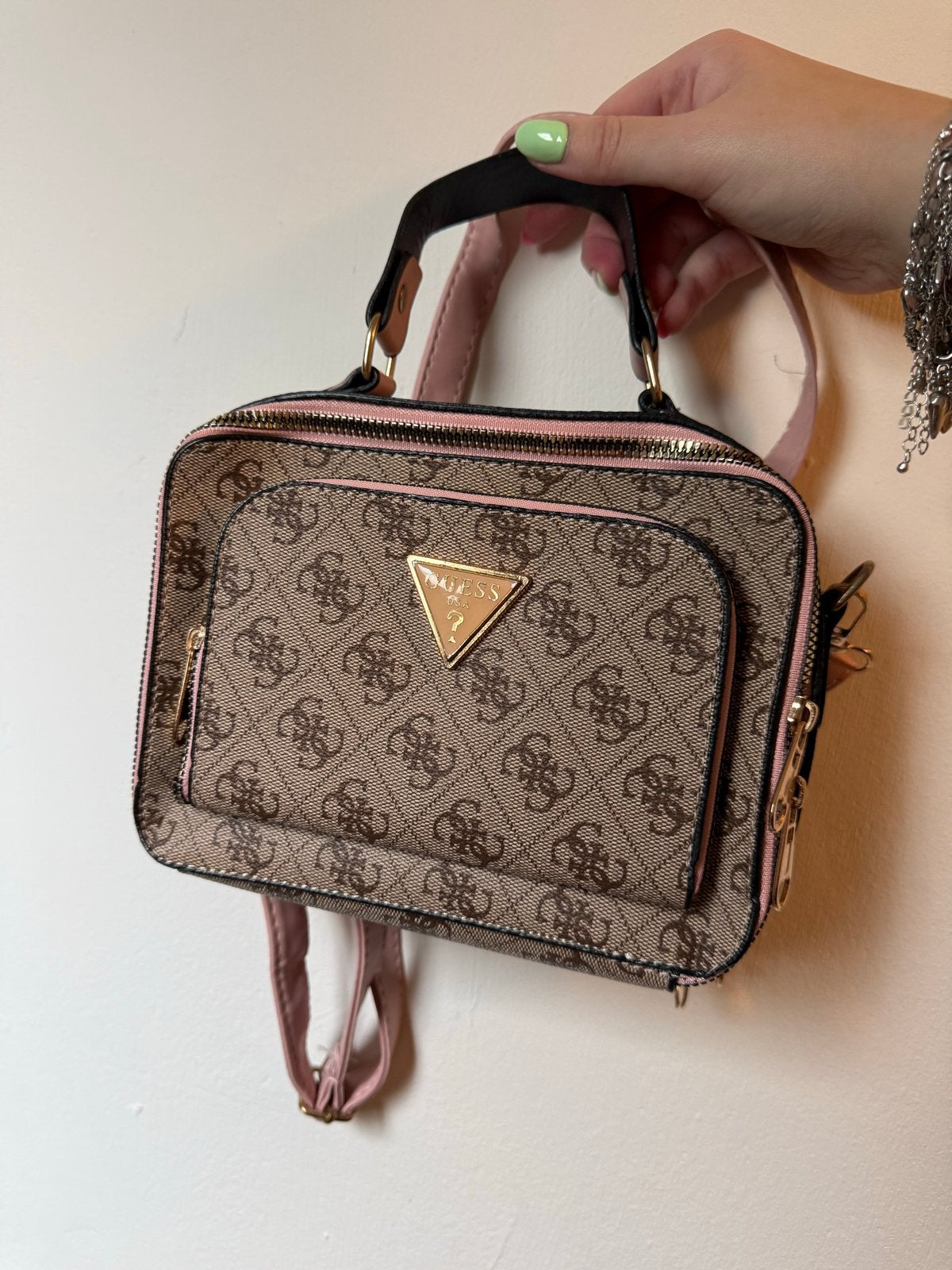 Stijlvolle tas met Guess-print en roze accenten, Ophalen of Verzenden, Zo goed als nieuw, Bruin, Schoudertasje