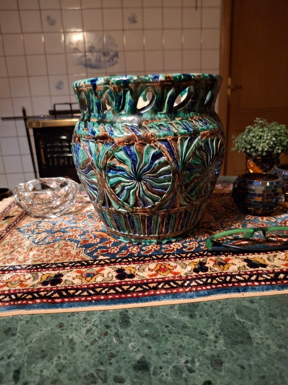 Bloempot  fries kerfwerk hoogte  22cm gaaf, Ophalen