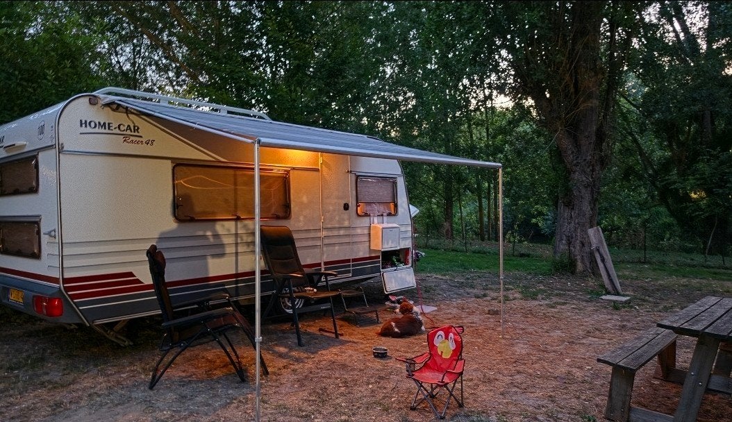 Gezinscaravan met stapelbed! Home-Car Racer 48 (2002), Home-car, Rondzit, Dwars-stapelbed, 750 - 1000 kg