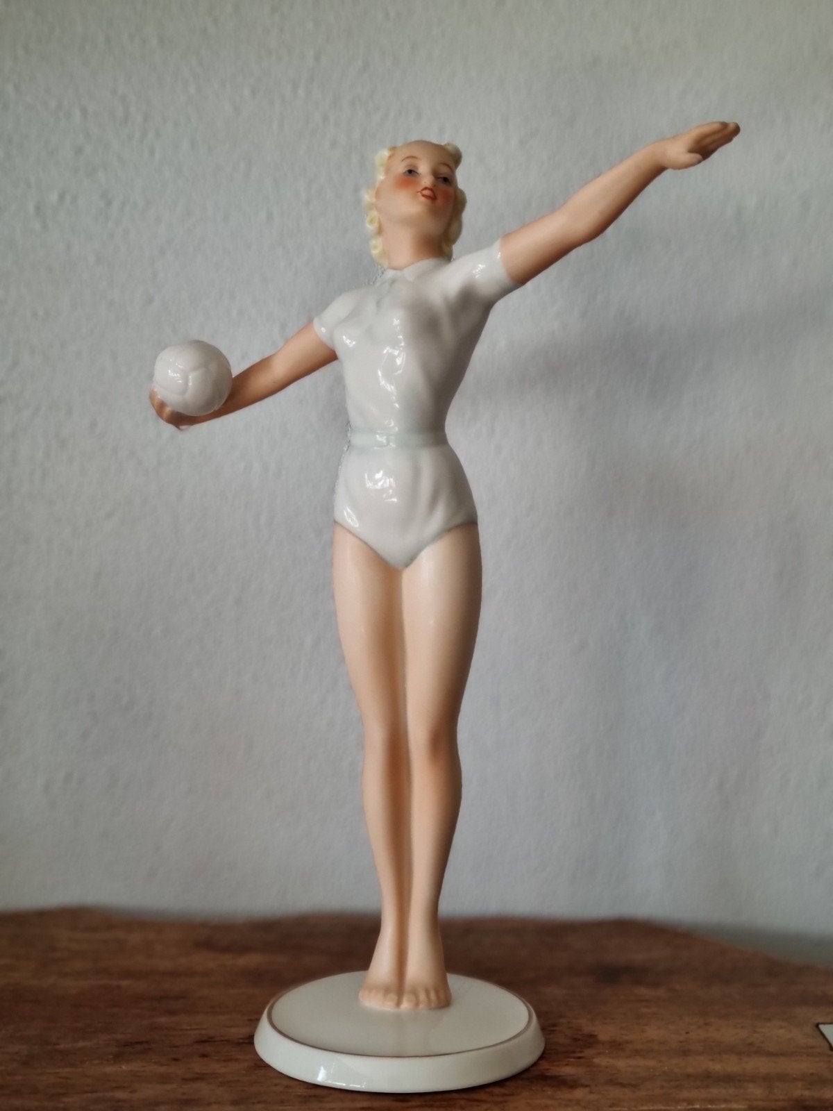 Vintage Porseleinen Beeldje: Volleybalster, Verzamelen, Beelden en Beeldjes, Ophalen of Verzenden