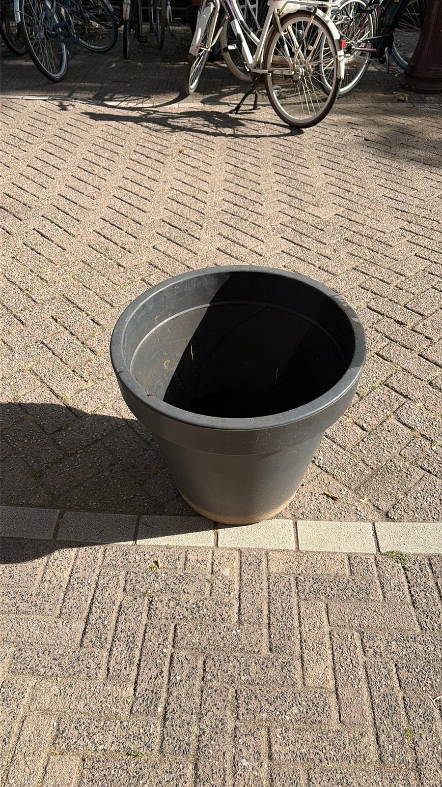 Gratis: Grote ronde bloembak, klein scheurtje, Ophalen, Zo goed als nieuw, Rond, Kunststof