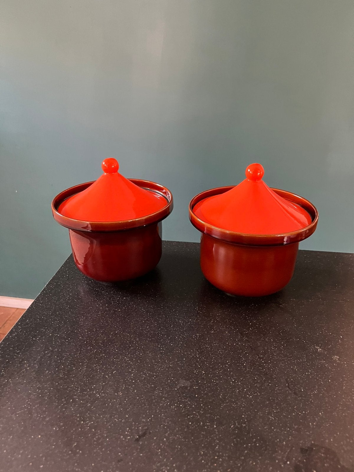 2 Huizen Holland vintage retro driehoek oranje schaal deksel, Ophalen of Verzenden, Gebruikt, Steen/keramiek, Overige typen