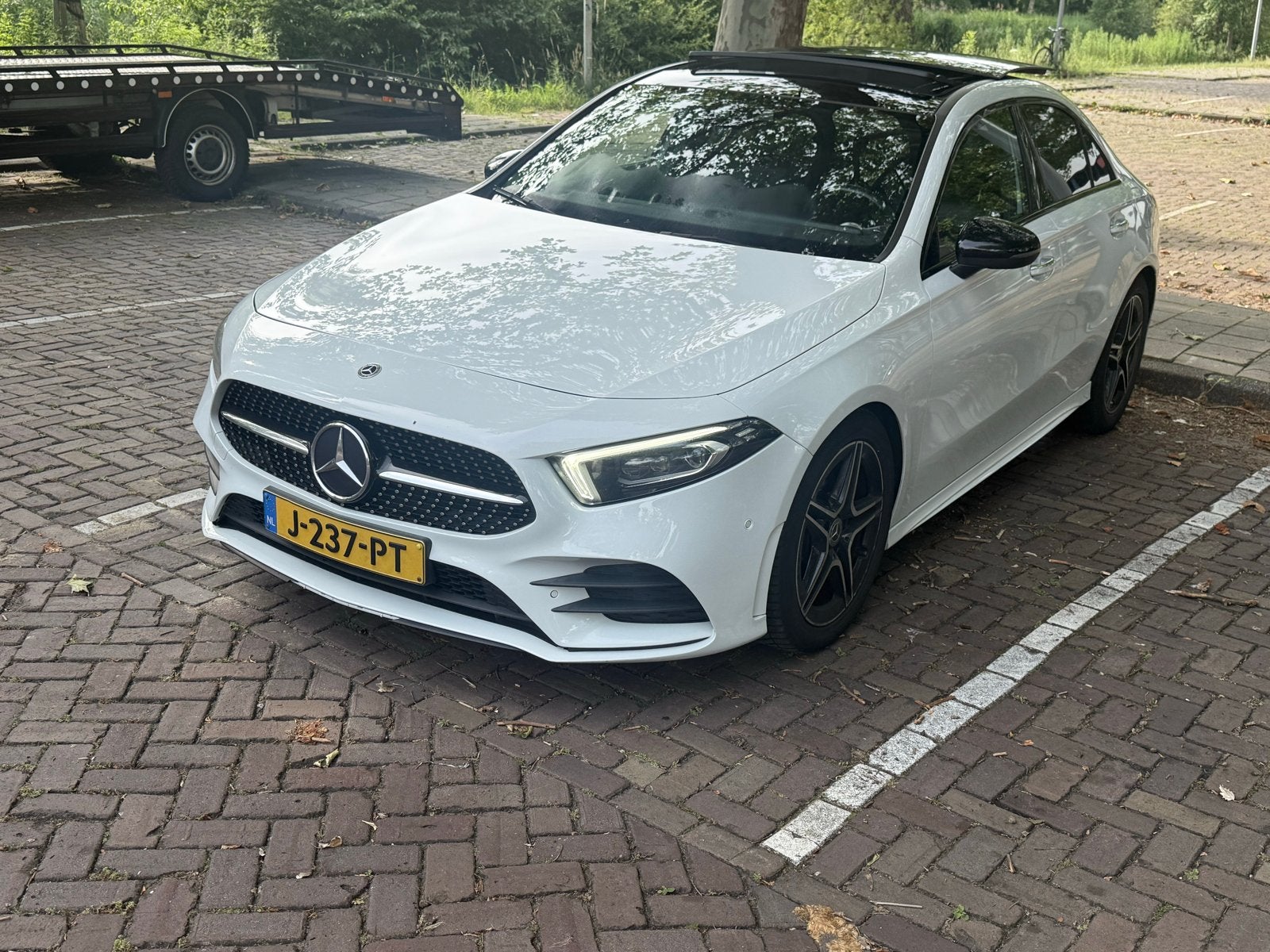 Mercedes-Benz A-Klasse A180d amg volvol panorama, 730 kg, Zwart, 4 cilinders, Wit